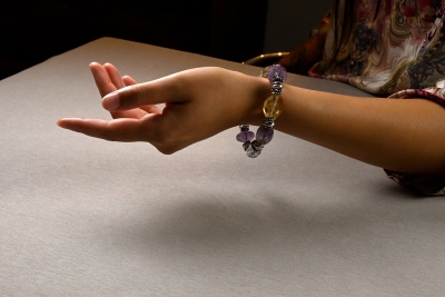 Heilsteinarmband am Modell